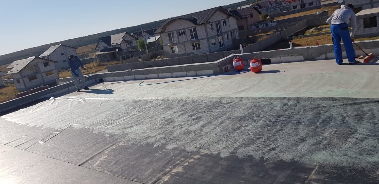 Aplicare adeziv elastic membrana EPDM 2 - Sisteme hidroizolatii acoperisuri-min