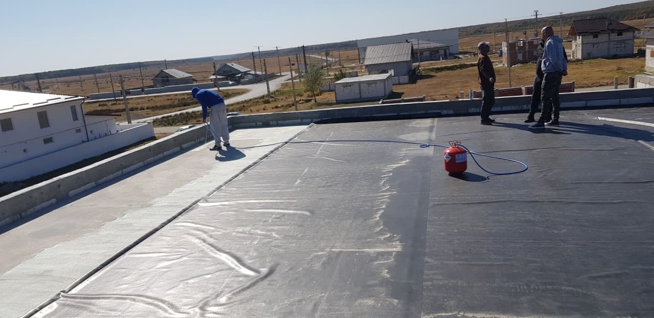 Aplicare adeziv elastic membrana EPDM - Sisteme hidroizolatii acoperisuri-min