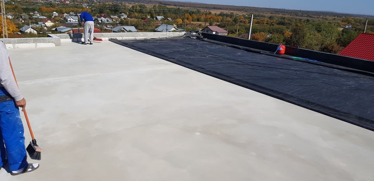 Curatare strat suport - hidroizolatii acoperis cu membrana EPDM-min