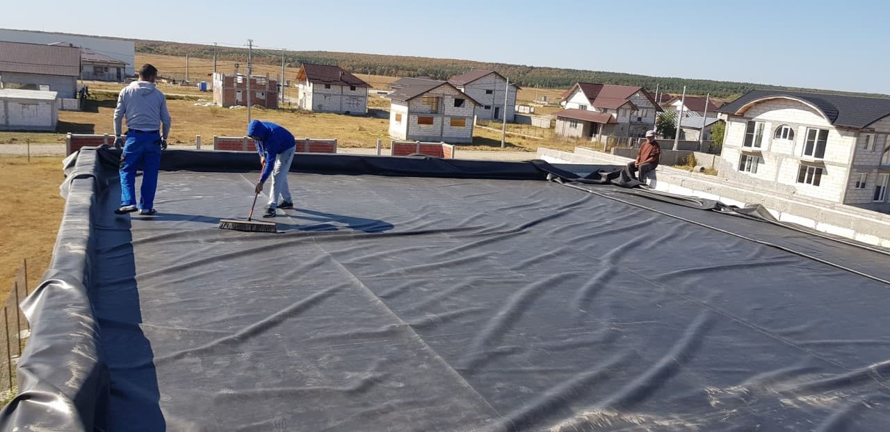 Intindere membrana EPDM - sistem hidroizolatii acoperis 1-min